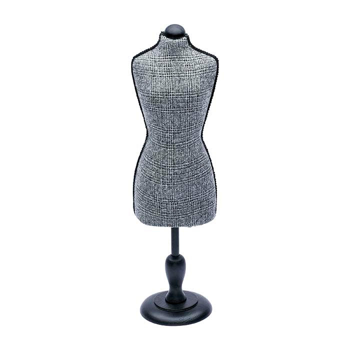 Grå og svart rutete stoff mannequin display