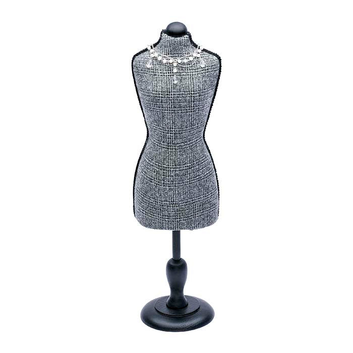 Grå og svart rutete stoff mannequin display
