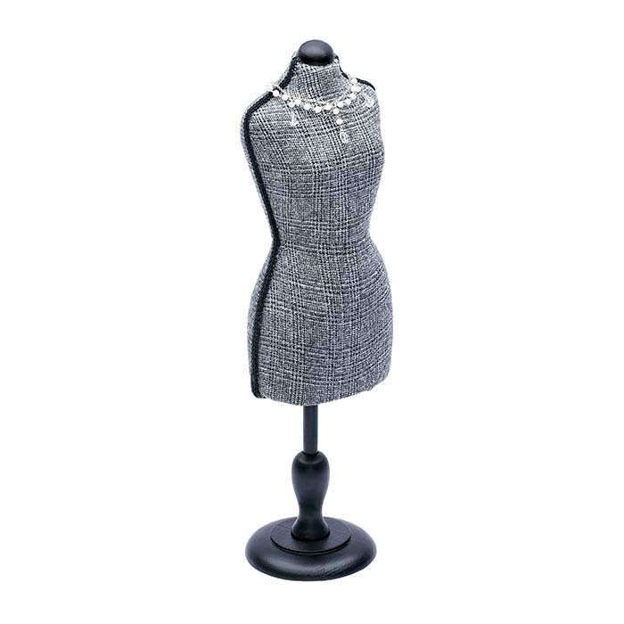 Grå og svart rutete stoff mannequin display