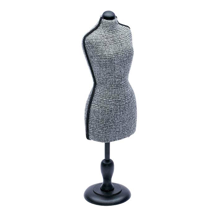 Grå og svart rutete stoff mannequin display