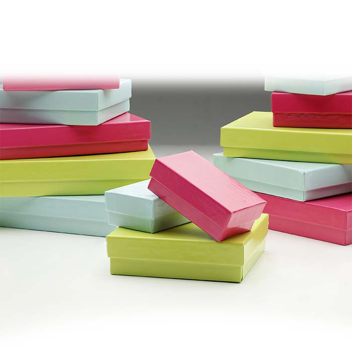 Glänzende Geschenkbox mit fuchsiafarbenem Papierüberzug