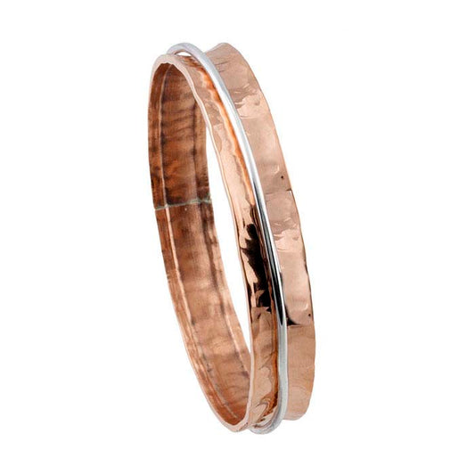 Gehämmerter konkaver Armreif aus Kupfer mit beweglichem Ring aus Sterlingsilber
