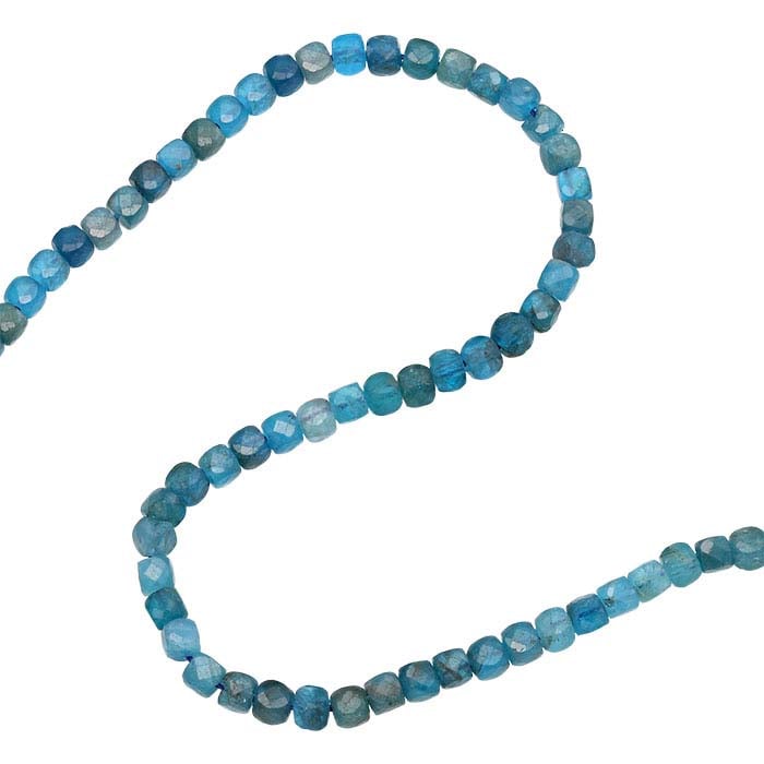Filo di Perline Cubiche Sfaccettate in Apatite Blu 4–4,5mm